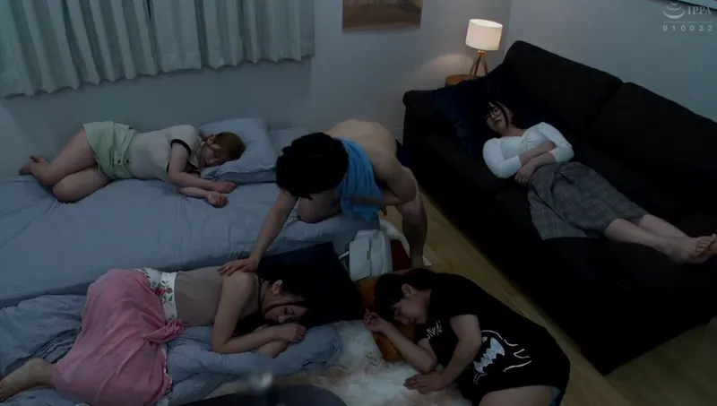 anime boy sex,phim sex vú đẹp,xxx coslay Mấy cô bạn thân để ngủ nhờ, nữa đêm thanh niên lén làm tình từng em